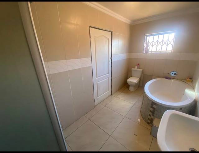4 BEDROOM HOUSE FOR SALE IN AERORAND